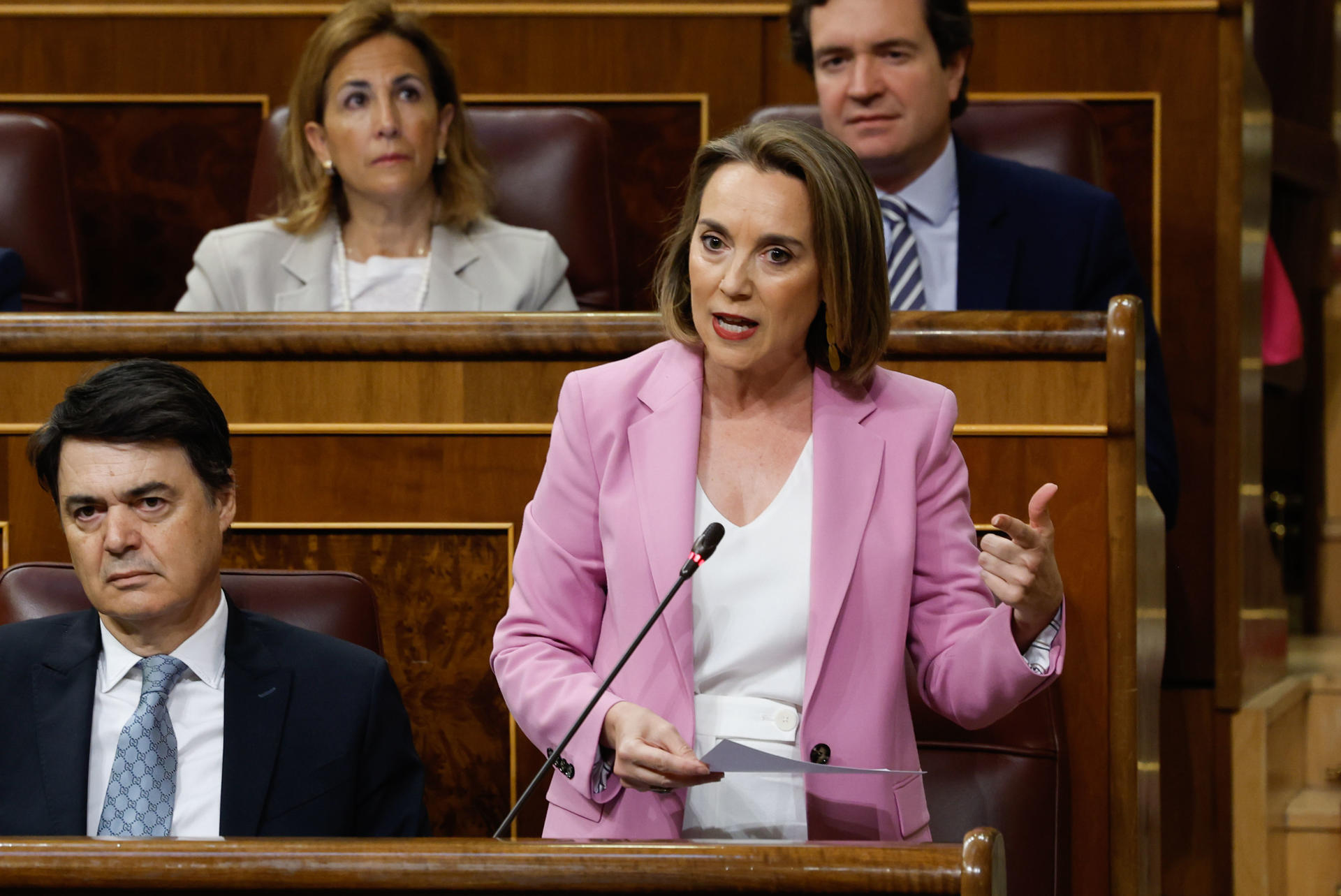 La portavoz del Partido Popular en el Congreso, Cuca Gamarra (d), interviene en la sesión de control que se celebra, este miércoles, en el Congreso de los Diputados en Madrid. EFE/ J.J. Guillen
