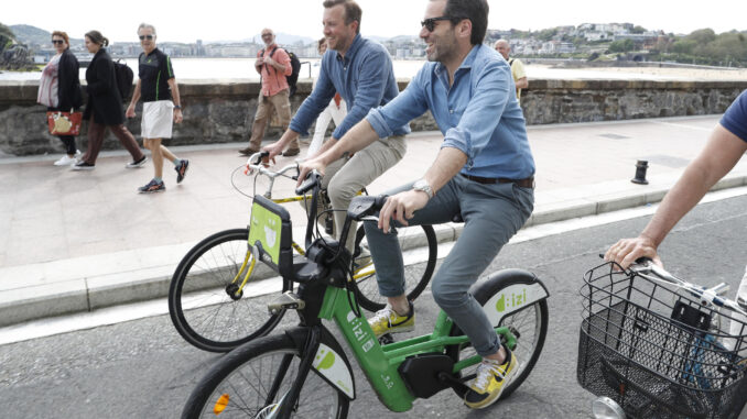 El portavoz de campaña del PP y vicesecretario de Cultura y Sociedad Abierta, Borja Sémper (c), este miércoles en un paseo en bicicleta por el paseo de la Concha. EFE/Juan Herrero.
