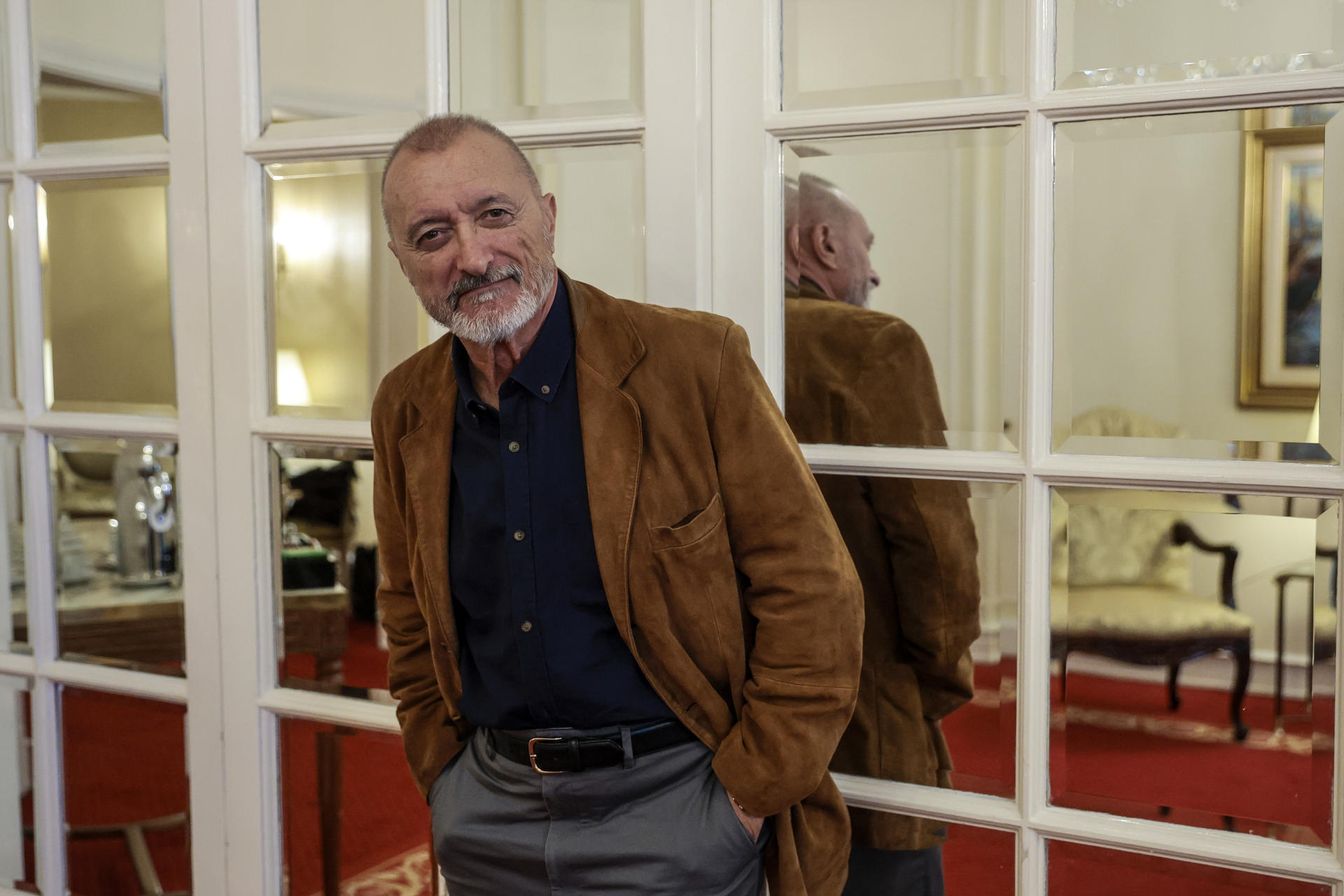 El escritor Arturo Pérez-Reverte posa durante una entrevista con EFE en Buenos Aires (Argentina). EFE/ Juan Ignacio Roncoroni
