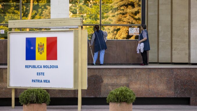 Preparativos en la sede que acogerá la reunión de la Comunidad Política Europea en Chisinau (Moldavia), este 31 de mayo. EFE/EPA/DUMITRU DORU
