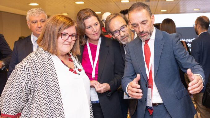 La secretaria general de Innovación, Teresa Riesgo, visita los stands de "meetechSpain2023". EFE/Elena Camacho
