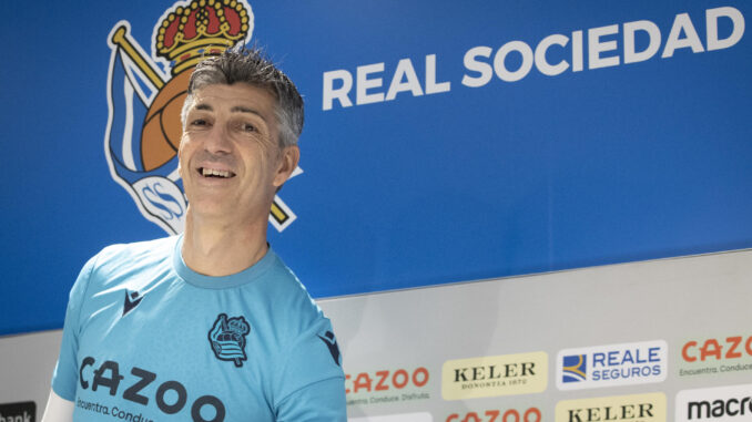 El entrenador de la Real Sociedad, Imanol Alguacil, durante la rueda de prensa que ha ofrecido en San Sebastián, previa al partido que su equipo disputará ante el Atlético de Madrid. EFE/Javier Etxezarreta
