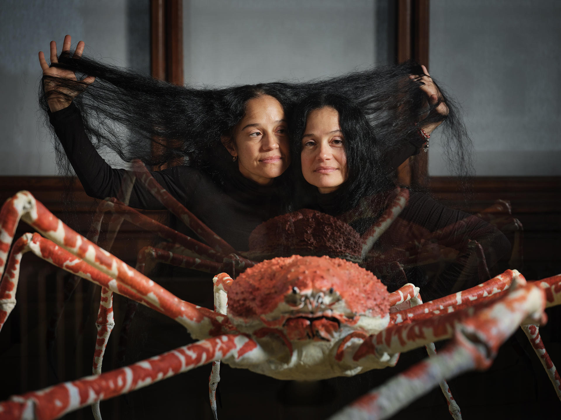 Las actrices cubanas Mercedes y Miriam Vargas durante su espectáculo sobre la infancia y los vínculos con la tierra a partir en el Museo de Historia Natural de Viena, dentro del proyecto artístico El puente de Ganímedes. EFE/ Victoria Nazarova. Foto cedida por el Museo de Bellas Artes de Viena.
