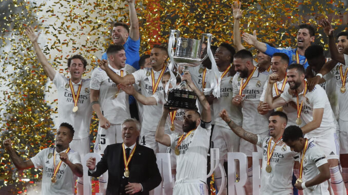 El Real Madrid se impuso este sábado por 2-1 a Osasuna en la final de la Copa de Rey que se disputó en el estadio de La Cartuja, en Sevilla, logrando el vigésimo trofeo de campeón de este torneo nueve años después. EFE/Jose Manuel Vidal
