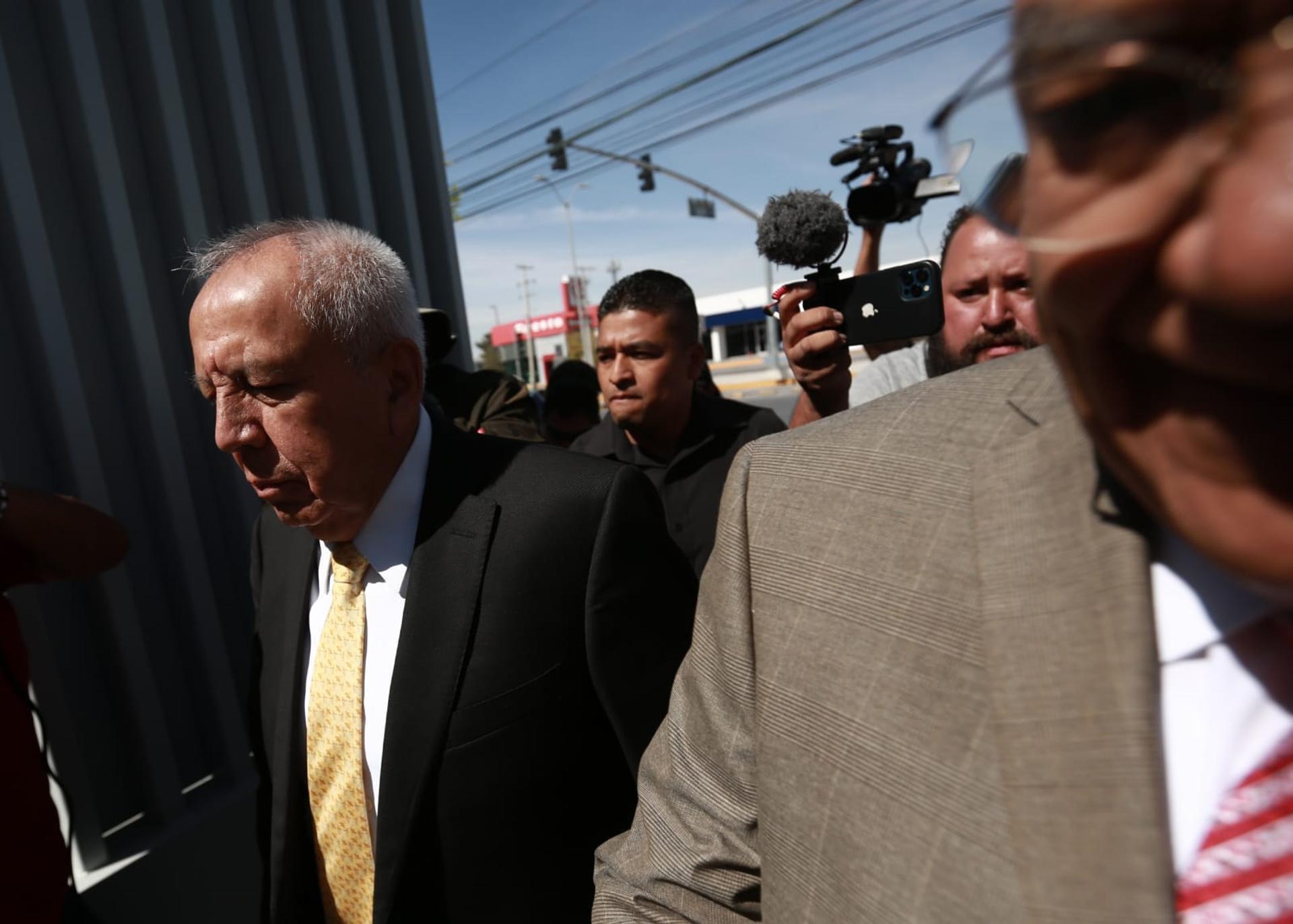 El director del Instituto Nacional de Migración (INM) de México, Francisco Garduño (i), a su llegada hoy, a los juzgados federales en Ciudad Juárez, estado de Chihuahua (México). EFE/Luis Torres
