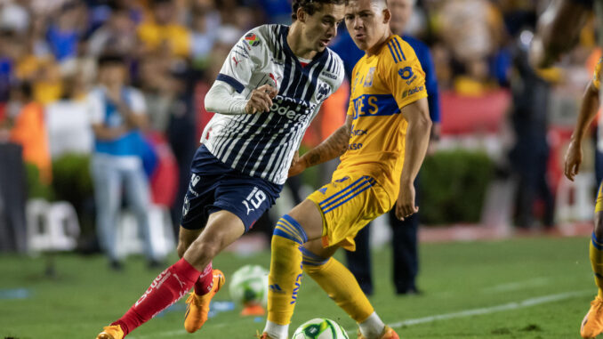 Sebastián Fierro de Tigres disputa hoy el balón con Jordi Fierro (i) de Rayados, durante el partido de ida de la semifinal del torneo Clausura 2023, en el Estadio Universitario de Nuevo León, en Monterrey (México). EFE/Miguel Sierra
