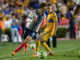 Sebastián Fierro de Tigres disputa hoy el balón con Jordi Fierro (i) de Rayados, durante el partido de ida de la semifinal del torneo Clausura 2023, en el Estadio Universitario de Nuevo León, en Monterrey (México). EFE/Miguel Sierra