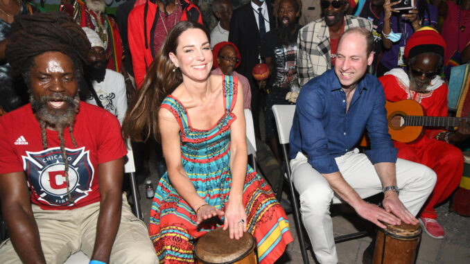 Imagen de archivo de los duques de Cambridge, Guillermo y Catalina, tocando instrumentos de percusión durante una visita al "Cultural Yard" en el barrio de Trenchtown, donde nació la leyenda del reggae Bob Marley, en Kingston (Jamaica). EFE/ Rudolph Brown
 
Kingston (Jamaica), 23/03/2022.- Britain's Prince William, Duke of Cambridge (C-R) and Catherine, Duchess of Cambridge (C-L) play percussion instruments as they visit the 'Cultural Yard' in the Trenchtown neighborhood, where reggae legend Bob Marley was born, in Kingston, Jamaica, 23 March 2022. The royals' trip to Jamaica coincided with the former British colony's 60th independence anniversary and the 70th anniversary of Queen Elizabeth II's coronation. Their visit was met with anti-colonial protest and demands for an apology and slavery reparations from Britain and the British monarchy. (Protestas, Duque Duquesa Cambridge, Reino Unido) EFE/EPA/Rudolph Brown
