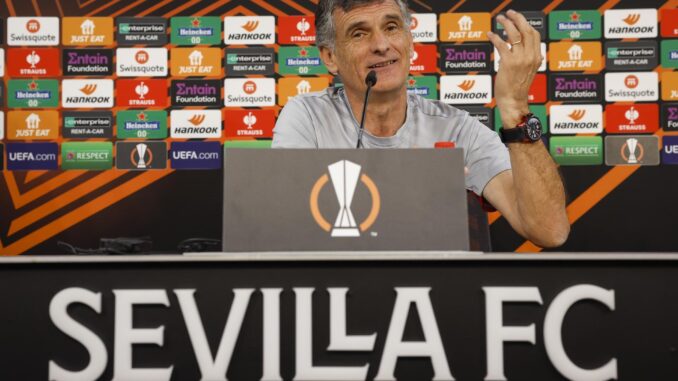 El entrenador del Sevilla, José Luis Mendilibar, afirmó sobre la final de la Liga Europa del próximo ante el Roma de José Mourinho, en Budapest, que a los dos equipos se les puede "dar como favoritos" y que ve el duelo "al 50 por ciento", aunque advirtió de que él, "por lo menos, no descuidaría al Sevilla", este jueves en el estadio Sánchez Pizjuán en la jornada de puertas abiertas para los medios de comunicación organizada con motivo de dicha final. EFE/Julio Muñoz
