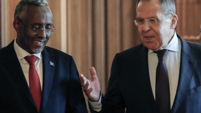 El ministro de Exteriores de Somalia, Abshir Omar Jama (izq) y el ministro de Exteriores de Rusia, Serguéi Lavrov, durante su reunión en Moscú, el 26 de mayo de 2023. EFE/EPA/MAXIM SHIPENKOV
