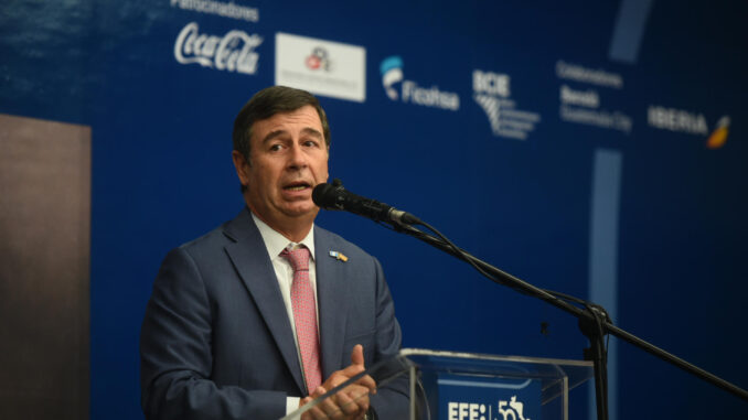 El embajador de España en Guatemala, José María Laviña durante la inauguración de la muestra "Centroamérica, 50 años en 50 imágenes", en el Centro Cultural de España en Ciudad de Guatemala (Guatemala). EFE/Edwin Bercián
