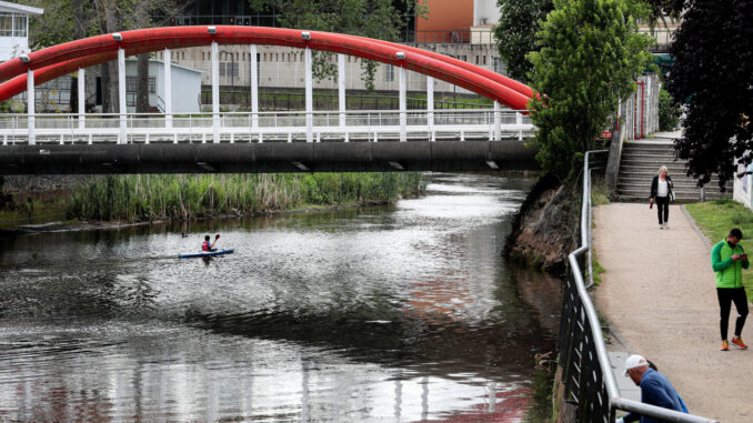 El Ayuntamiento de Gijón ha trabajado a lo largo del mandato en torno al proyecto de renaturalización y recuperación ambiental del río Piles (en la imagen). EFE/ J.L.Cereijido
