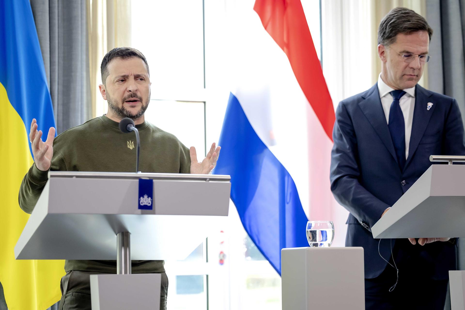 El presidente ucraniano, Volodímir Zelenski, con el primer ministro neerlandés, Mark Rutte, en La Haya. EFE/EPA/Robin van Lonkhuijsen
