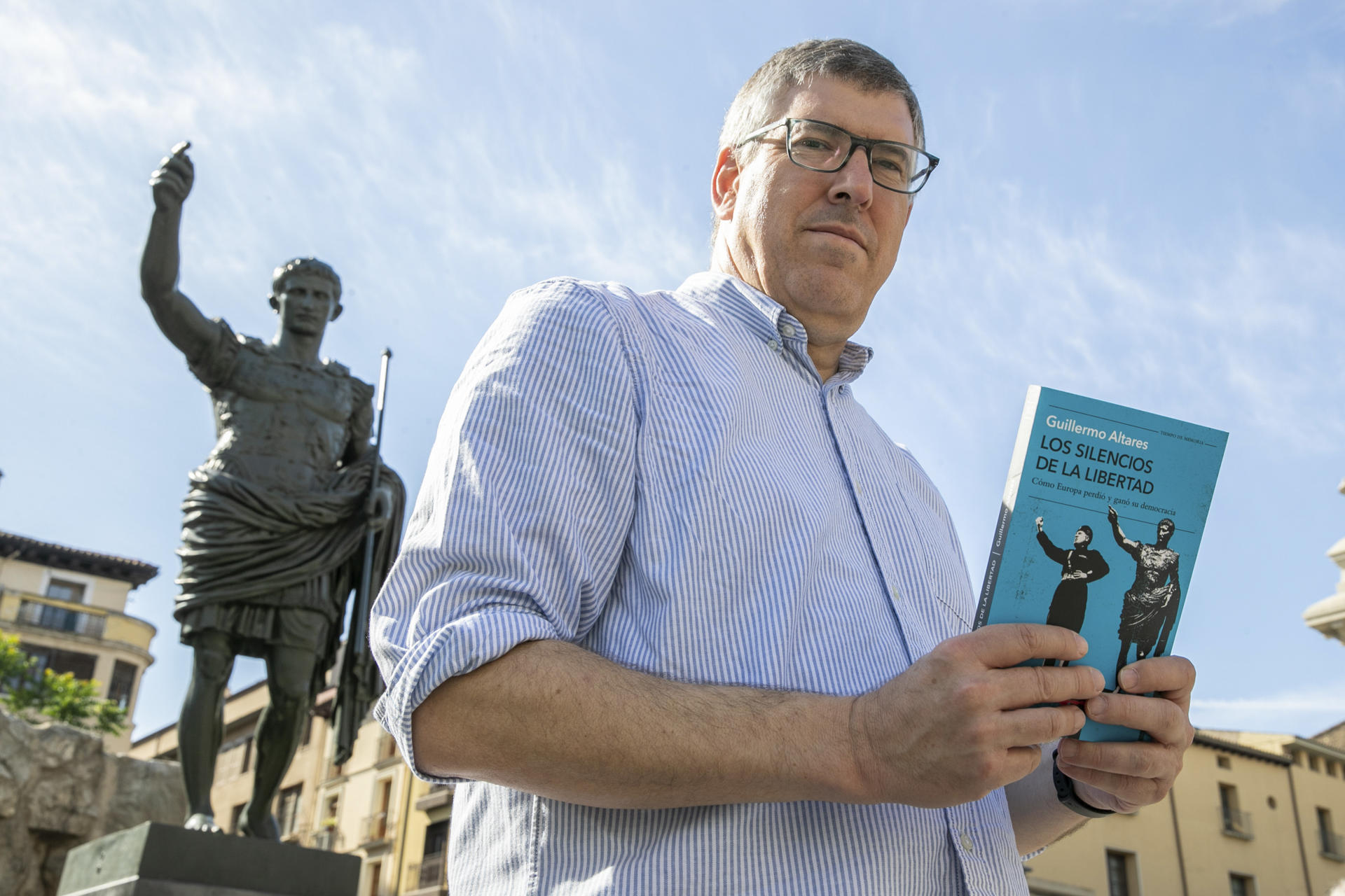 Guillermo Altares con su libro 'Los silencios de la libertad' (Tusquets). EFE/Javier Cebollada
