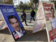 Fotografía de archivo de personas que caminan frente a carteles de propaganda electoral para consejeros Constitucionales en Santiago (Chile). EFE/Elvis González