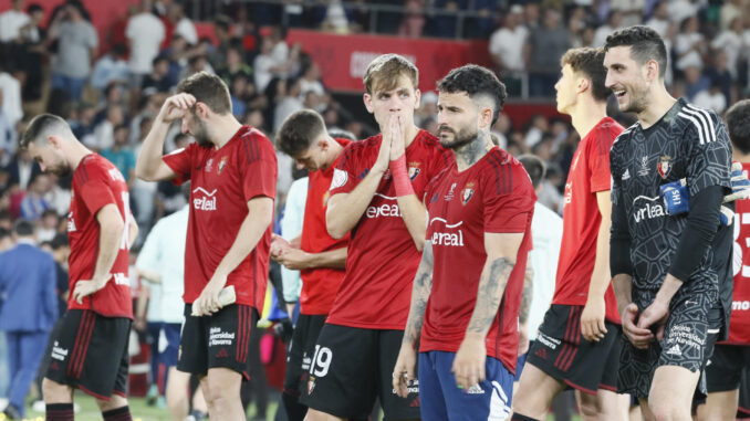 Los jugadores de Osasuna tras caer derrotados en la final de la Copa del Rey en el encuentro que han disputado frente al Real Madrid en el estadio La Cartuja de Sevilla. EFE/José Manuel Vidal.
