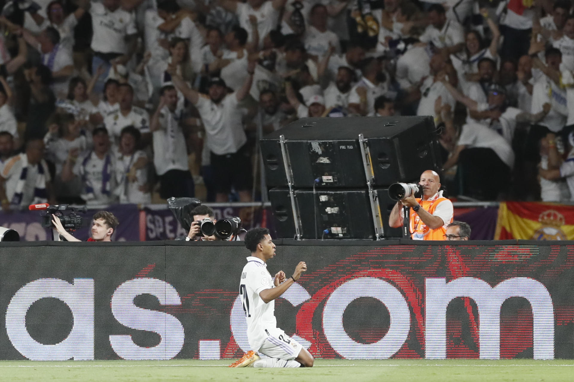 El atacante brasileño del Real Madrid, Rodrygo Goes celebra el primer gol del equipo madridista durante el encuentro correspondiente a la final de la Copa del Rey que disputan hoy sábado frente a Osasuna en el estadio La Cartuja de Sevilla. EFE/Jose Manuel Vidal
