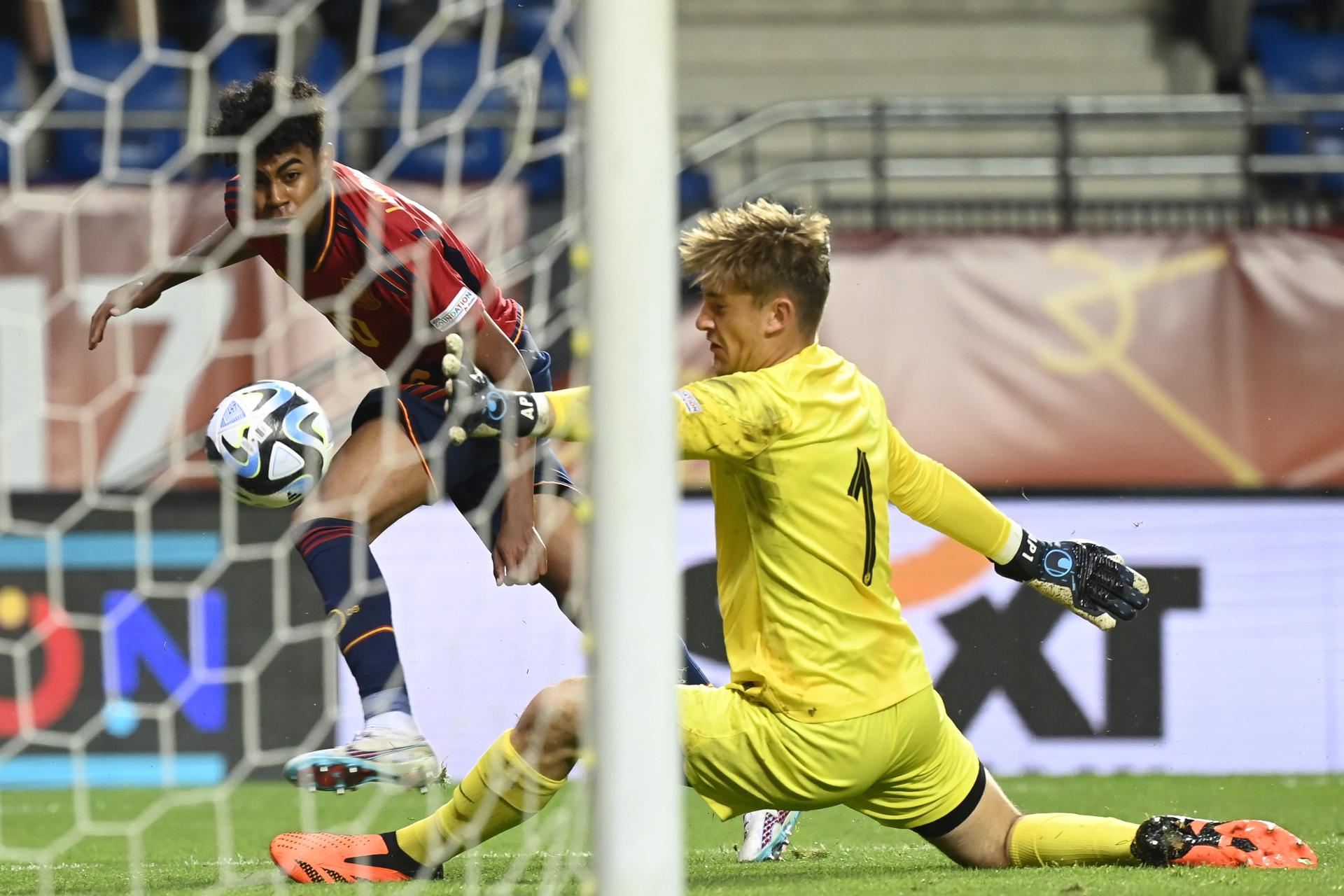 El portero francés Paul Argney no logra desviar un disparo de Lamine Yamal de España durante el partido de fútbol semifinal de la Copa Mundial Sub-17 de la UEFA entre España y Francia en Felcsut, Hungría. EFE/EPA/Tamas Kovacs HUNGRÍA FUERA
