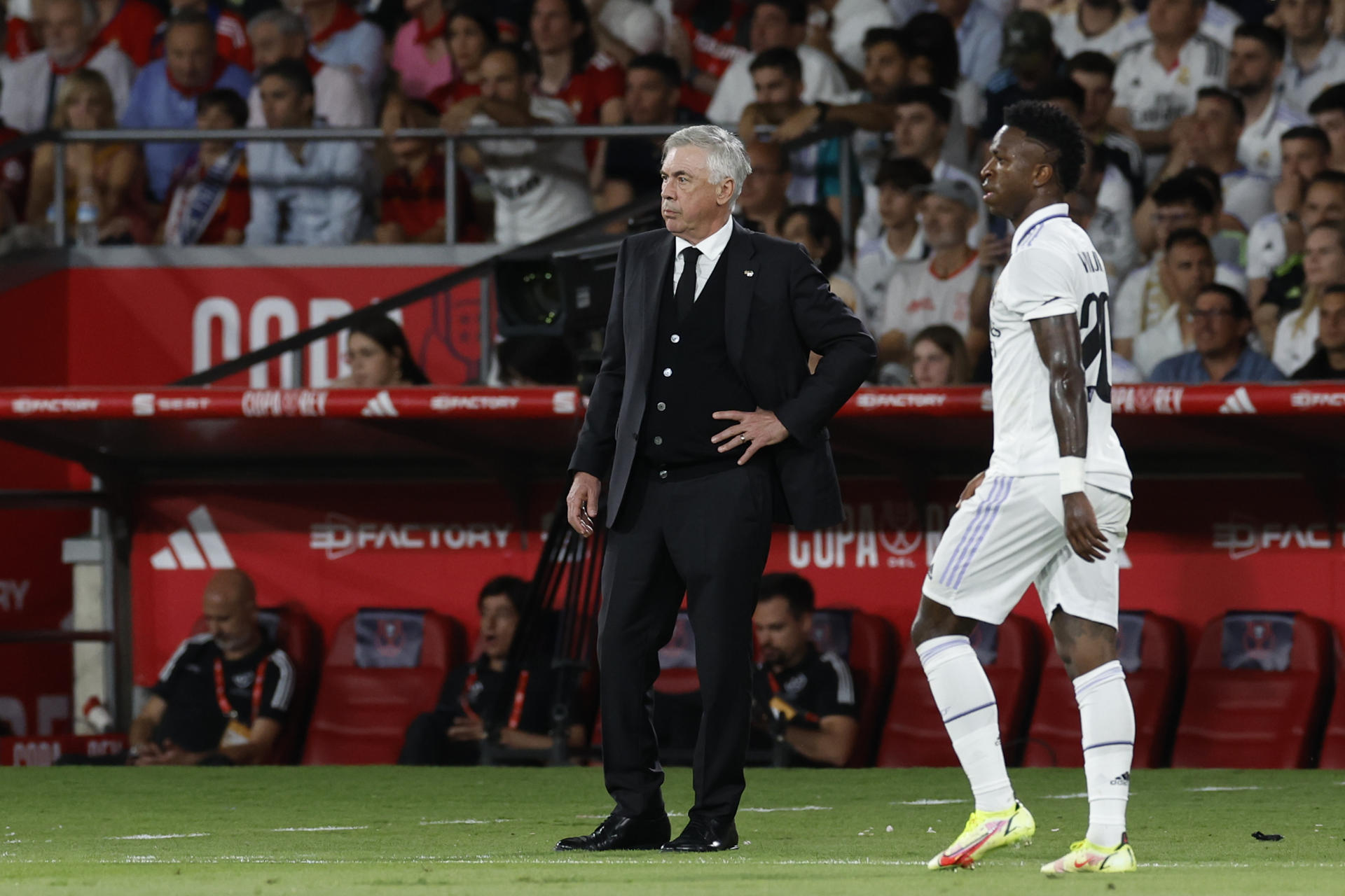 El técnico italiano del Real Madrid, Carlo Ancelotti y el delantero brasileño del equipo blanco, Vinicius, durante el encuentro correspondiente a la final de la Copa del Rey que disputaron frente a Osasuna en el estadio La Cartuja de Sevilla. EFE/Julio Muñoz.
