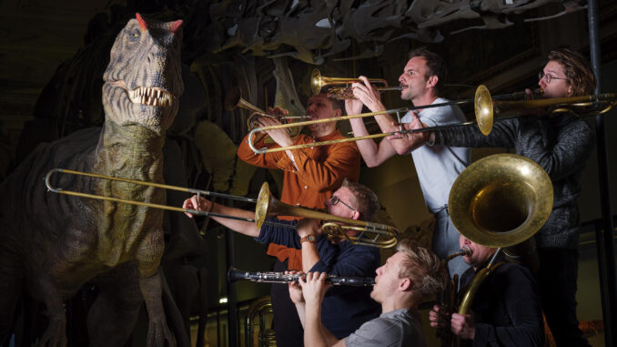 Músicos en la sala de dinosaurios del Museo de Historia Natural de Viena, convertida es una de las estaciones del proyecto artístico El puente de Ganímedes. EFE/ Helmut Wimmer. Cedida Museo de Bellas Artes de Viena.
