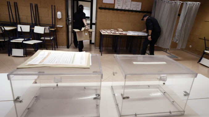 Preparativos para las elecciones de este domingo en un colegio electoral.  EFE/ Jesús Diges

