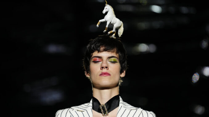 Un momento del desfile de la firma Menchén Tomás durante la segunda jornada de la pasarela 080 Barcelona Fashion, la semana de moda de la capital catalana, que este año esta dedicada a la diversidad de cuerpos, tallas y géneros. EFE/Enric Fontcuberta
