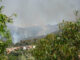 Fotografía de archivo de una columna de humo del incendio forestal declarado la semana pasada en el término municipal de Pinofranqueado, en la comarca cacereña de Las Hurdes. EFE/ Eduardo Palomo