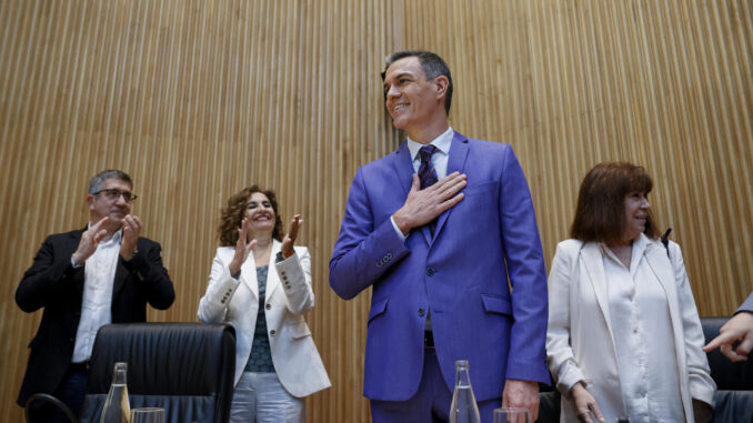 El presidente del Gobierno, Pedro Sánchez, agradece los aplausos de los senadores y diputados del PSOE, incluidos la senadora Cristina Narbona (d), el portavoz en el Congreso Patxi López (i), y la ministra de Hacienda, María Jesús Montero, a su llegada este miércoles al Congreso de los Diputados para asistir a la reunión que ha convocado para abordar el reto de remontar en las elecciones generales los malos datos del PSOE en las autonómicas y municipales. EFE/ Mariscal
