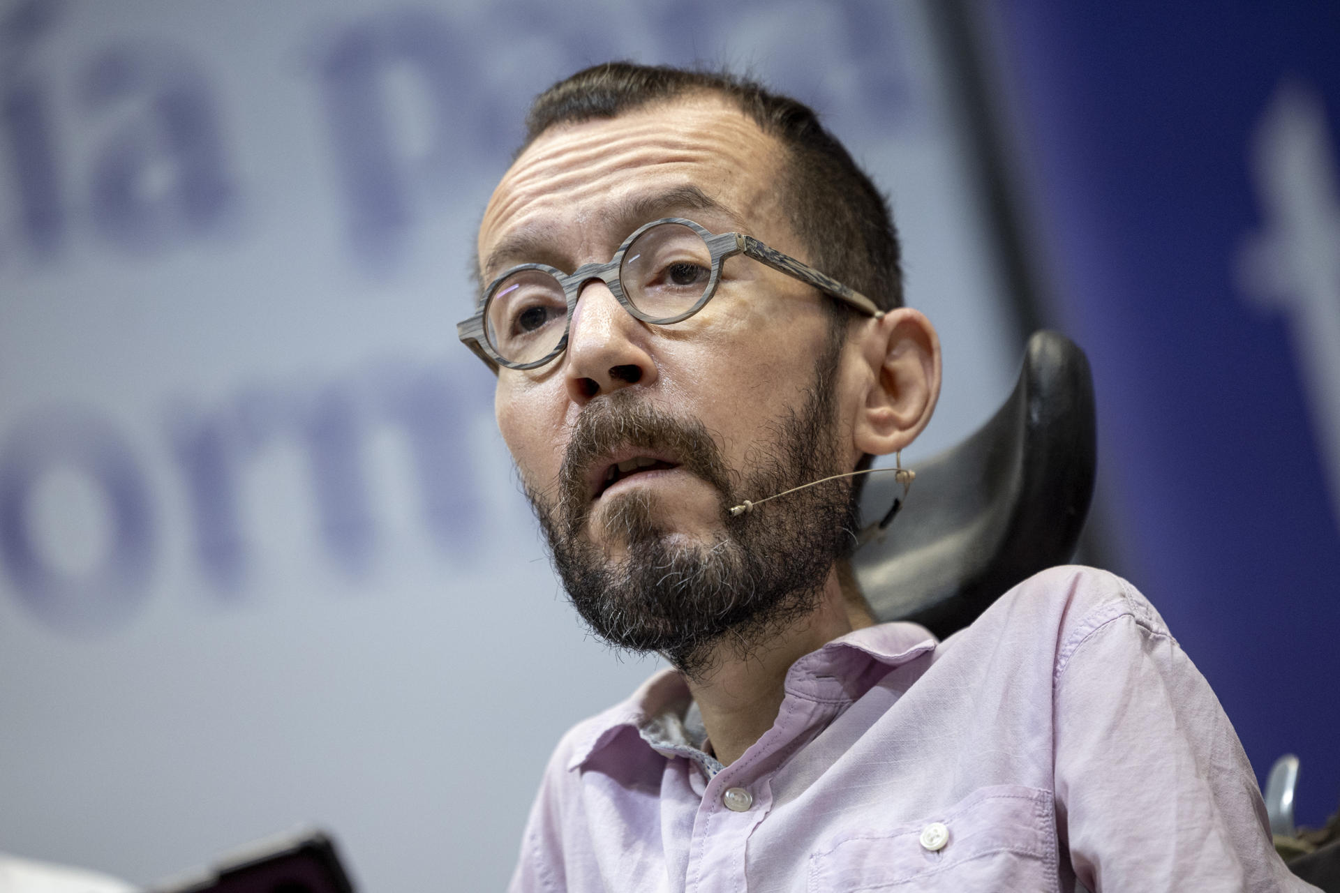 Pablo Echenique (c), secretario de Programa de Podemos y portavoz de Unidas Podemos en el Congreso, presenta el Programa marco de Podemos para las elecciones del 28M, este sábado en Madrid. EFE/ Daniel González
