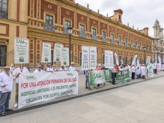 Concentración del Sindicato Médico Andaluz (SMA) este miércoles en Sevilla donde ha asegurado que no cree en la voluntad del Servicio Andaluz de Salud (SAS) de cerrar un acuerdo sobre las agendas en atención primaria y ha advertido de que va a mantener las movilizaciones hasta que se satisfagan sus reivindicaciones. EFE/ Raúl Caro.