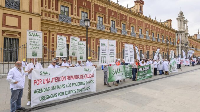 Concentración del Sindicato Médico Andaluz (SMA) este miércoles en Sevilla donde ha asegurado que no cree en la voluntad del Servicio Andaluz de Salud (SAS) de cerrar un acuerdo sobre las agendas en atención primaria y ha advertido de que va a mantener las movilizaciones hasta que se satisfagan sus reivindicaciones. EFE/ Raúl Caro.