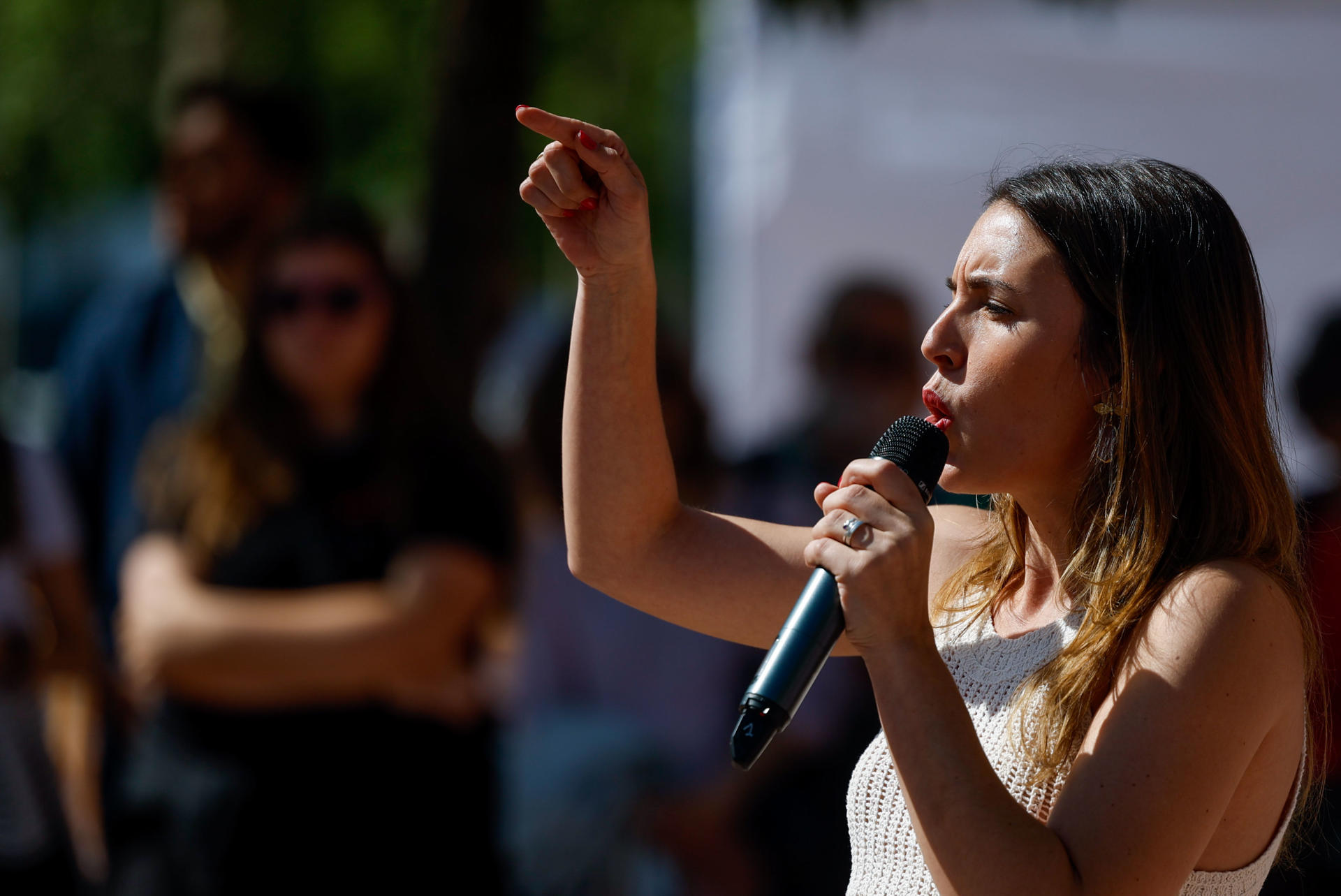 La ministra de Igualdad, Irene Montero,  da un discurso durante el acto 'Valentía y feminismo para transformar" celebrado este viernes en la localidad madrileña de Getafe. EFE/ J.J. Guillén
