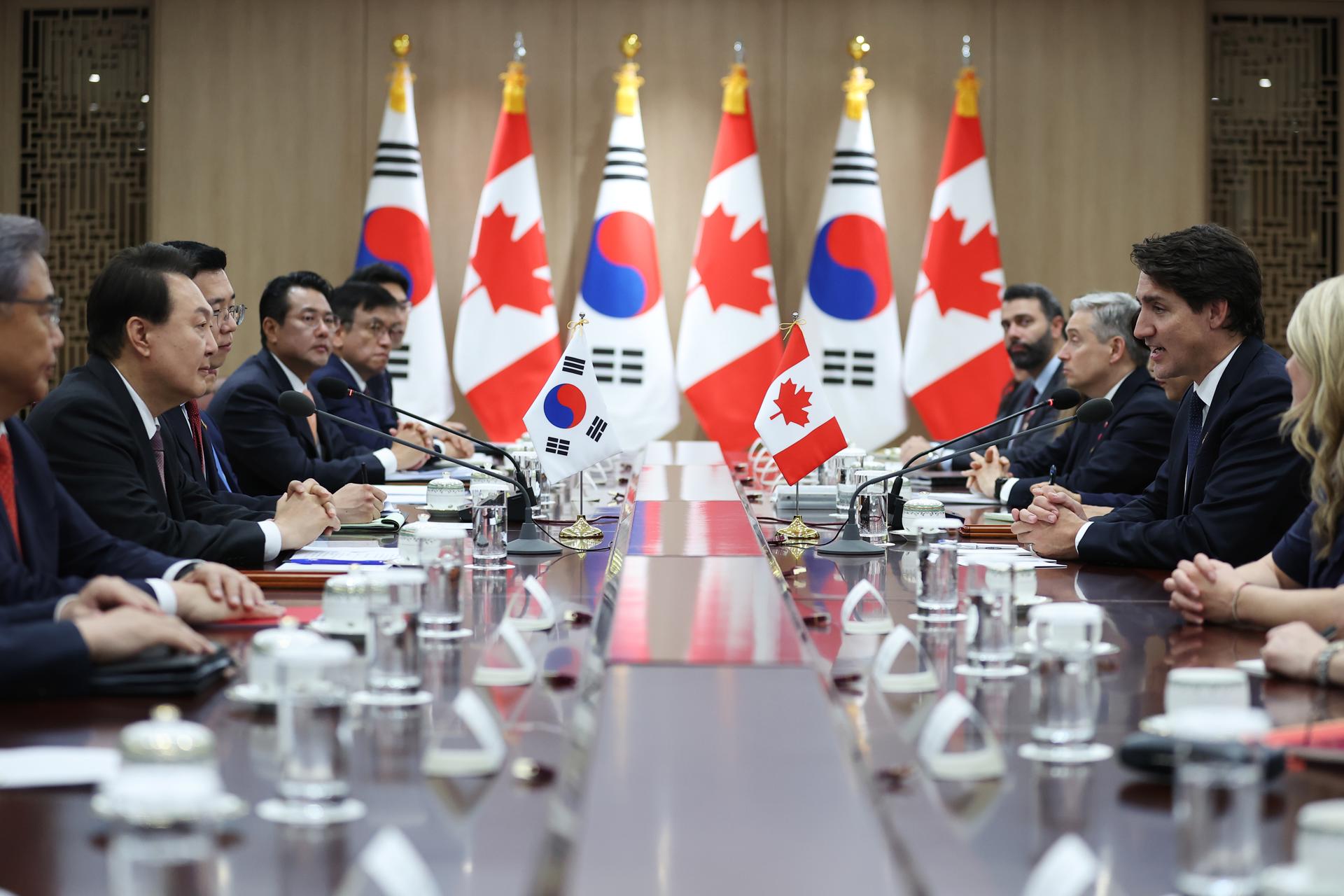 El primer ministro de Canadá, Justin Trudeau (2-D), conversa con el presidente de Corea del Sur, Yoon Suk-yeol (2-I), durante su reunión en Seúl. EFE/EPA/KIM HONG-JI / POOL
