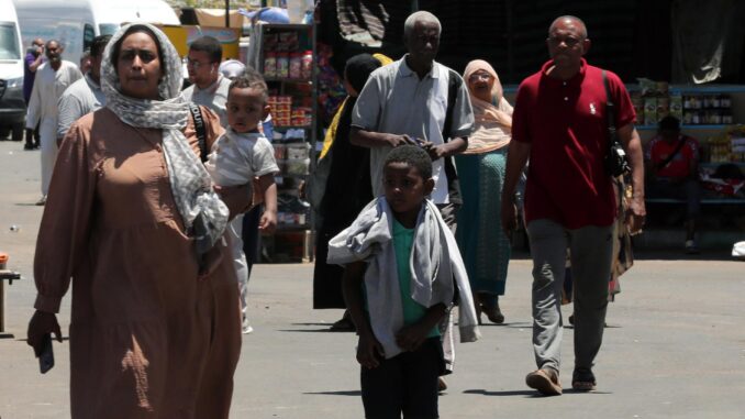 Imagen de 1 de mayo de sudaneses que huyen de Jartum. EFE/EPA/KHALED ELFIQI
