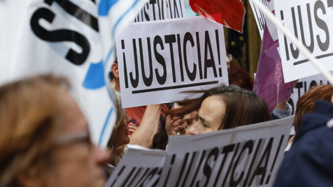 Concentración de trabajadores de justicia en el marco de la huelga de funcionarios del sector convocada este viernes ante el Ministerio de Hacienda. EFE/ Chema Moya
