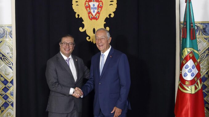 El presidente portugués, Marcelo Rebelo de Sousa (d), y el mandatario colombiano, Gustavo Petro (i), este domingo en una reunión en Lisboa. EFE/EPA/ANTONIO PEDRO SANTOS
