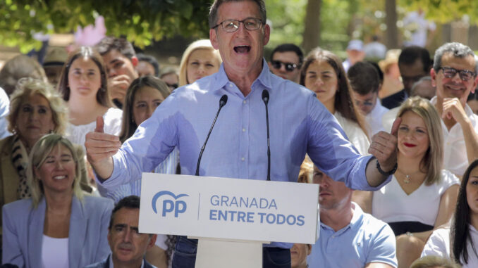 El presidente del Partido Popular, Alberto Núñez Feijóo, interviene este sábado en el mitin del PP que ha tenido lugar en el Parque García Lorca de Granada en apoyo a la candidatura a la alcaldía de Marifran Carazo. EFE/Pepe Torres
