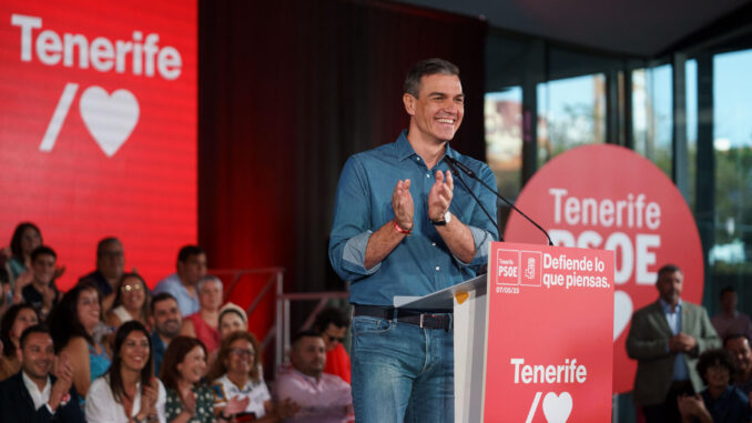 El presidente del Gobierno de España, Pedro Sánchez, durante el mitin que ofreció este domingo en Santa Cruz de Tenerife con motivo de las próximas elecciones del 28M. EFE/Ramón de la Rocha
