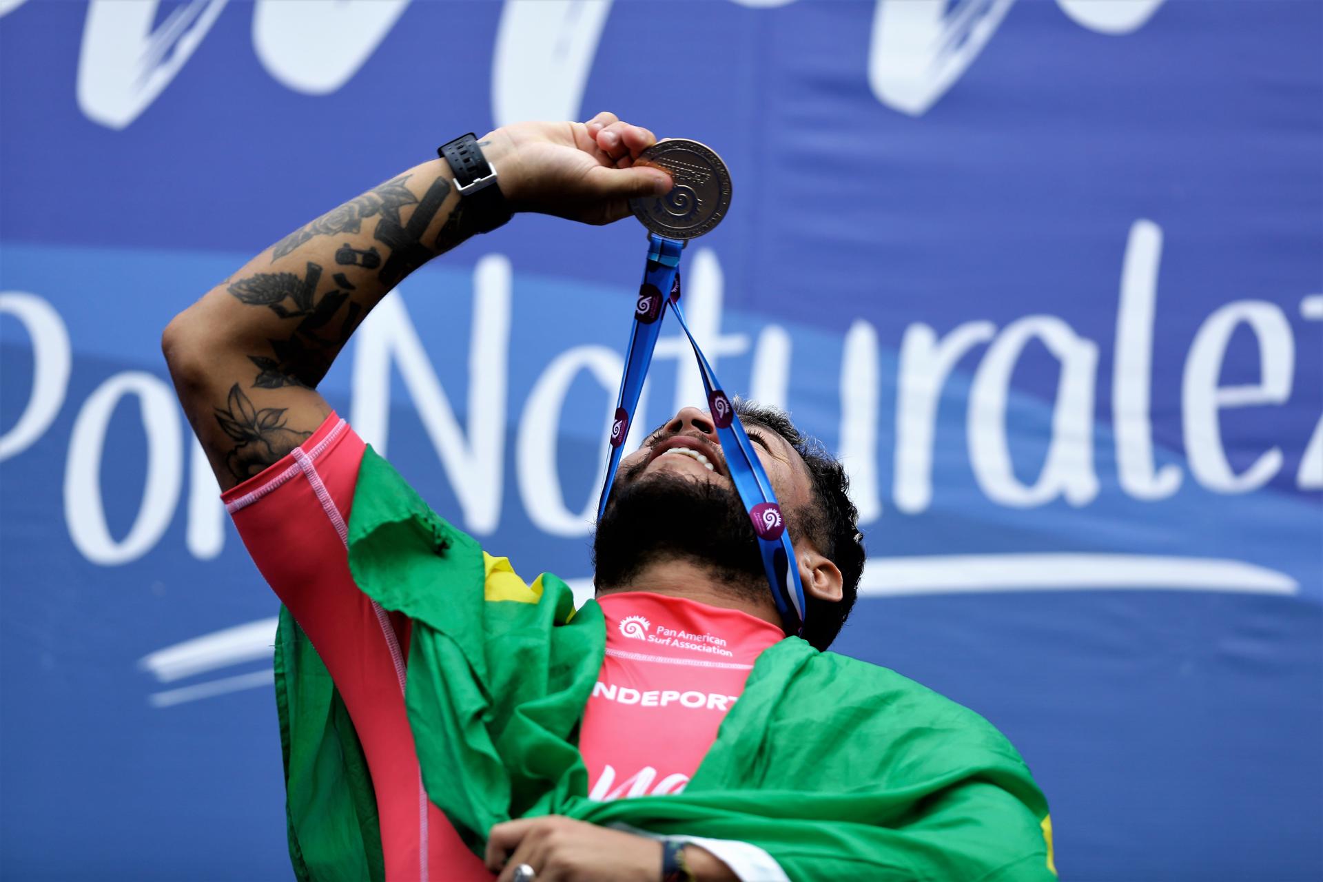 Krystian Kimerson, de Brasil, recibió medalla oro en el cierre del Panamericano de Surf, hoy en la playa de Santa Catalina (Panamá). EFE/ Carlos Lemos
