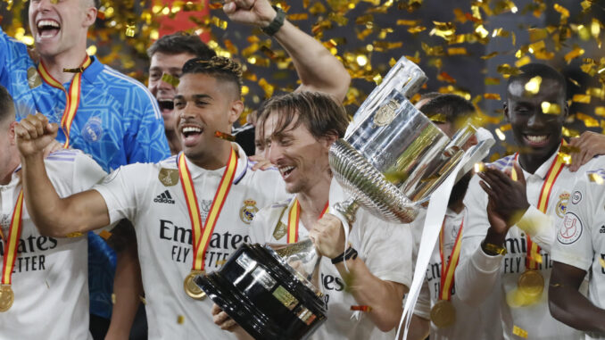 Luka Modric, centrocampista croata del Real Madrid levanta la Copa de S.M. El Rey tras vencer 2-1 a Osasuna en la final de la Copa del Rey de fútbol este sábado en el estadio de La Cartuja de Sevilla. EFE/ Jose Manuel Vidal
