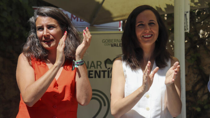 Ione Belarra (d), secretaria general de Podemos y ministra de Derechos Sociales, ha participado este domingo junto a la candidata de Podemos a la Presidencia de la Junta de Extremadura, Irene de Miguel, en una jornada sobre sectores estratégicos organizada por este partido en Cáceres. EFE/Vicente Roso
