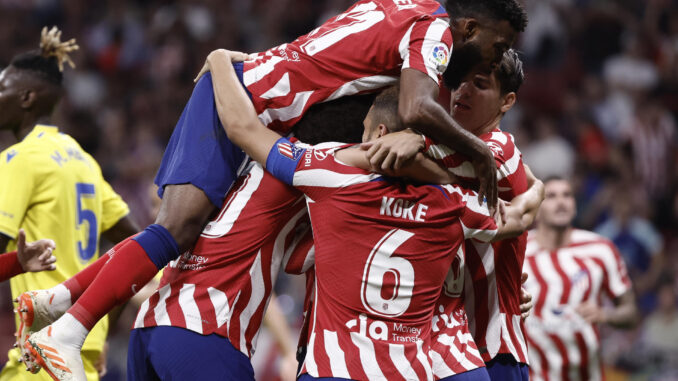 Los jugadores del Atlético festejan uno de sus cinco goles del pasado miércoles al Cádiz. EFE/SERGIO PEREZ
