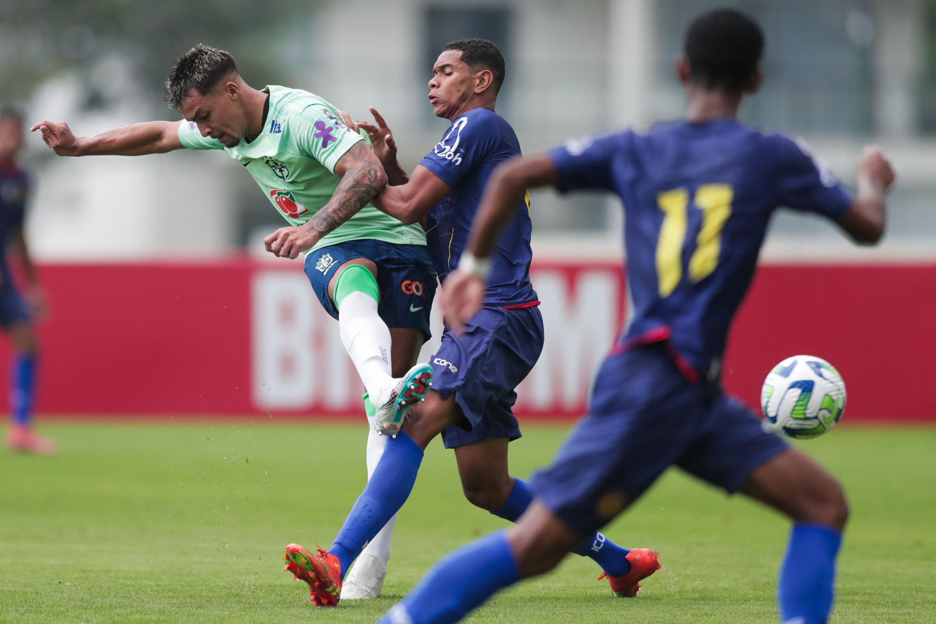 Marcos Leonardo (i) de la selección brasileña sub-20 patea el balón durante un partido de entrenamiento contra Madureira en la Granja Comary en Teresópolis (Brasil). EFE/André Coelho
