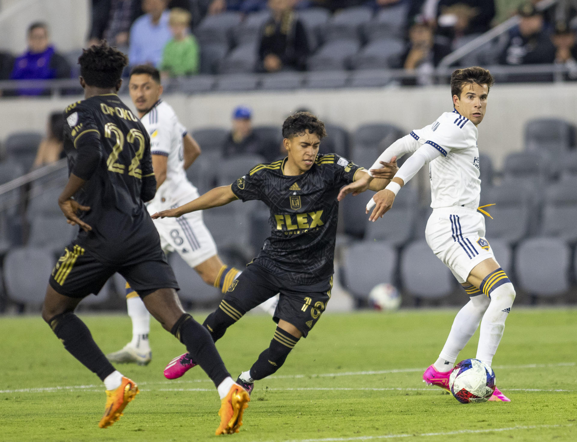 Eric Dueñas del LAFC disputa hoy el balón con Riqui Puig (d) del Los Ángeles Galaxy, durante un partido por la Copa EE.UU. en el estadio Bank of California en Los Ángeles, California (Estados Unidos). EFE/ARMANDO ARORIZO
