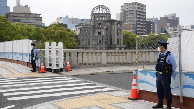 La policía controla el acceso al Parque Conmemorativo de la Paz de Hiroshima, con el Domo de la Bomba Atómica al fondo, antes de la cumbre del G7, en Hiroshima, al oeste de Japón, el 18 de mayo de 2023. EFE/EPA/FRANCK ROBICHON
