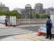 La policía controla el acceso al Parque Conmemorativo de la Paz de Hiroshima, con el Domo de la Bomba Atómica al fondo, antes de la cumbre del G7, en Hiroshima, al oeste de Japón, el 18 de mayo de 2023. EFE/EPA/FRANCK ROBICHON