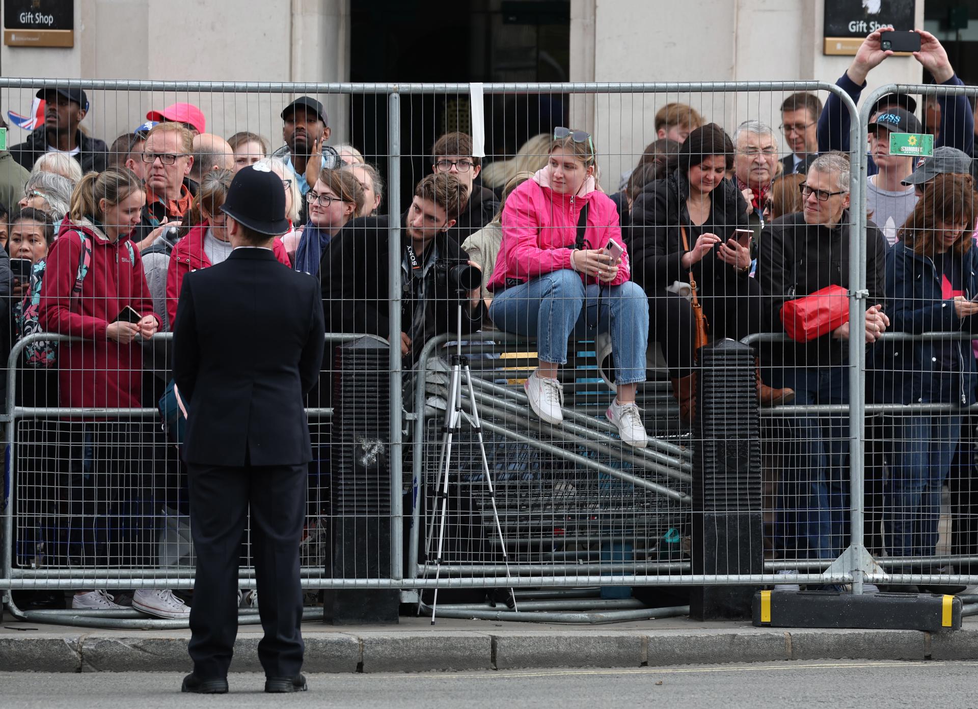 London (United Kingdom), 06/05/2023.- La policia británica ha desplegado miles de agentes para garantizar que la coronación de Carlos III discurre sin incidentes en Londres, donde 52 personas fueron detenidas. (Reino Unido, Londres) EFE/EPA/Tolga Akmen
