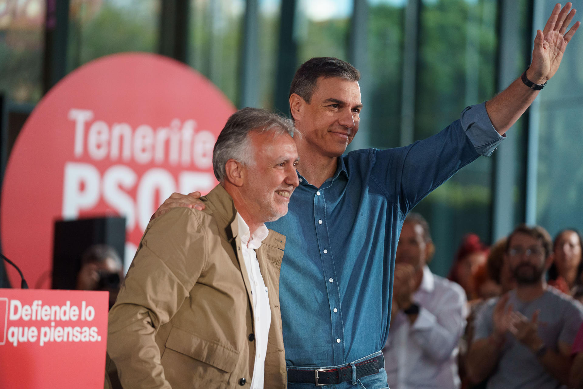 El presidente del Gobierno de España, Pedro Sánchez (d), junto al candidato a la reelección a la presidencia de Canarias, Ángel Víctor Torres (i), durante el mitin que ofrecieron este domingo en Santa Cruz de Tenerife con motivo de las próximas elecciones del 28M EFE/Ramón de la Rocha
