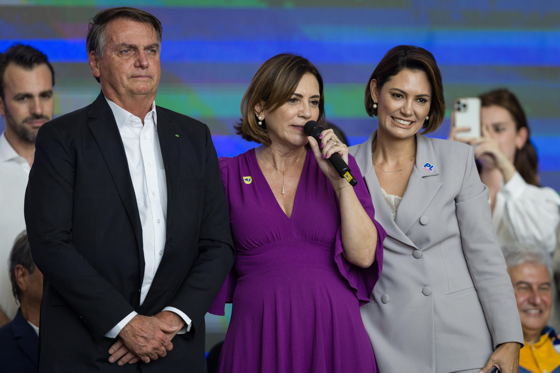 El expresidente brasileño Jair Bolsonaro, junto a su esposa, la presidenta nacional de la división femenina del Partido Liberal (PL), Michelle de Paulo Firmo (d), asisten a la ceremonia de posesión de la nueva jefe de la división femenina del Partido Liberal (PL) del estado de São Paulo, Rosana Valle (c), hoy, en la Asamblea Legislativa del Estado de São Paulo (Alesp), en Sao Paulo (Brasil). EFE/ Isaac Fontana
