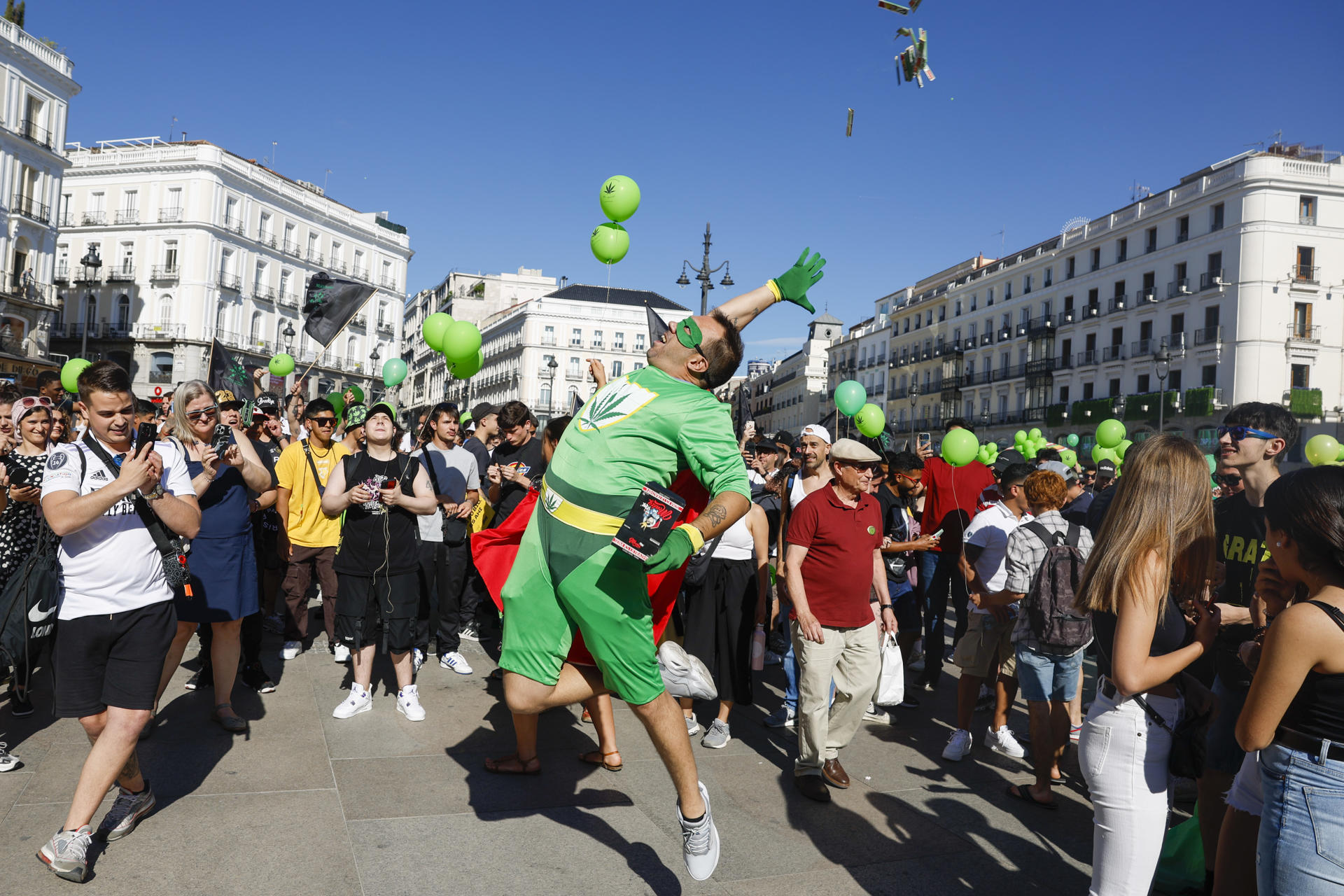 Vista de la Marcha Mundial de la Marihuana, este sábado en la Puerta del Sol en Madrid, para exigir la legalización del cannabis. EFE/JJ Guillén
